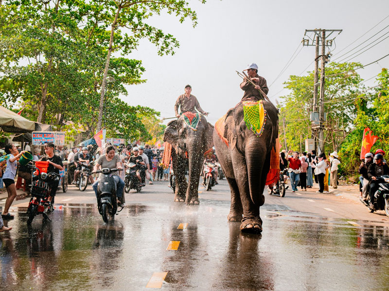 Hàng nghìn du khách về Buôn Đôn ‘té nước’ cùng người Lào ở Đắk Lắk