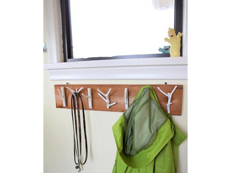 Biến cành cây khô thành móc treo đồ cực phong cách