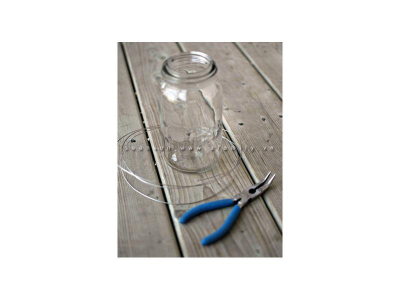 Biến lọ thủy tinh cũ thành bình hoa và đèn treo độc đáo