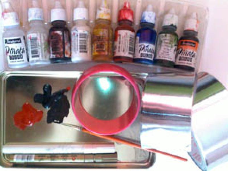 Chiếc vòng tay mang phong cách sơn mài