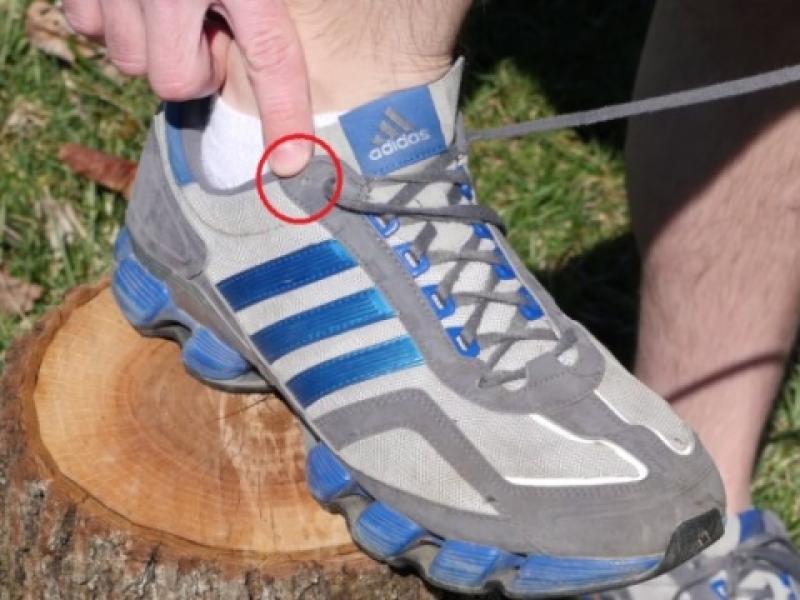 Chúng ta thường bỏ phí lỗ thắt dây giày cuối cùng vì không biết mẹo này