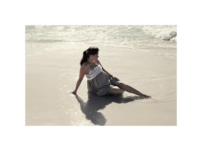 Đầm hoa ren điệu đà cho mẹ bầu đi biển