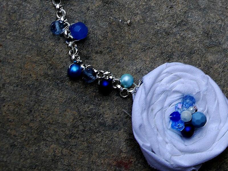 Kết cườm và đính hoa cho vòng cổ thêm duyên