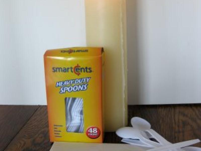 Làm hoa hồng cài áo từ những chiếc muỗng nhựa