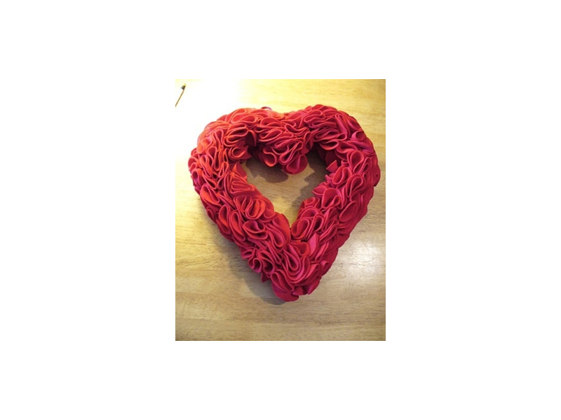 Làm trái tim xốp trang trí vải dạ đỏ làm quà tặng