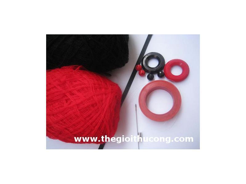 + Vòng đeo cổ từ len và vòng nhựa
