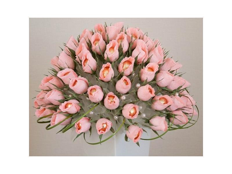 Khéo tay làm bình hoa hồng chocolate ngọt ngào