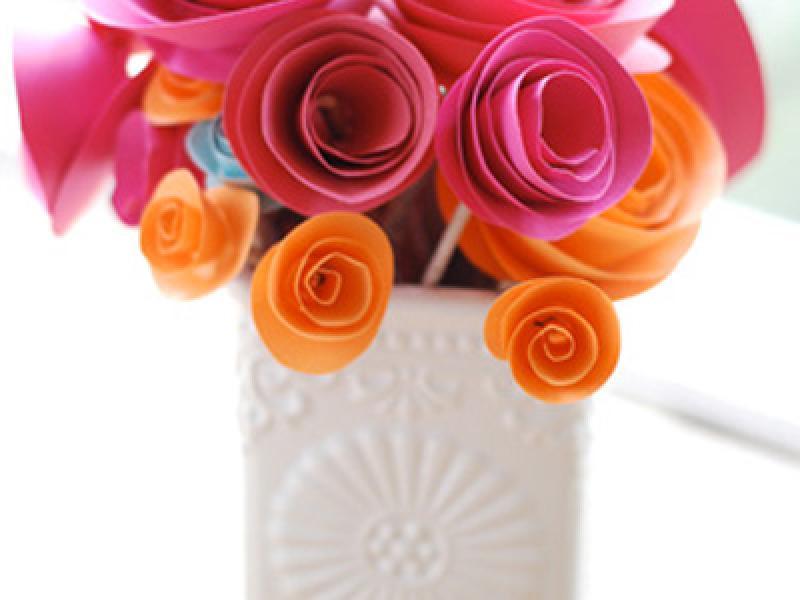 Cách làm bình hoa hồng bằng giấy màu đẹp và đơn giản.