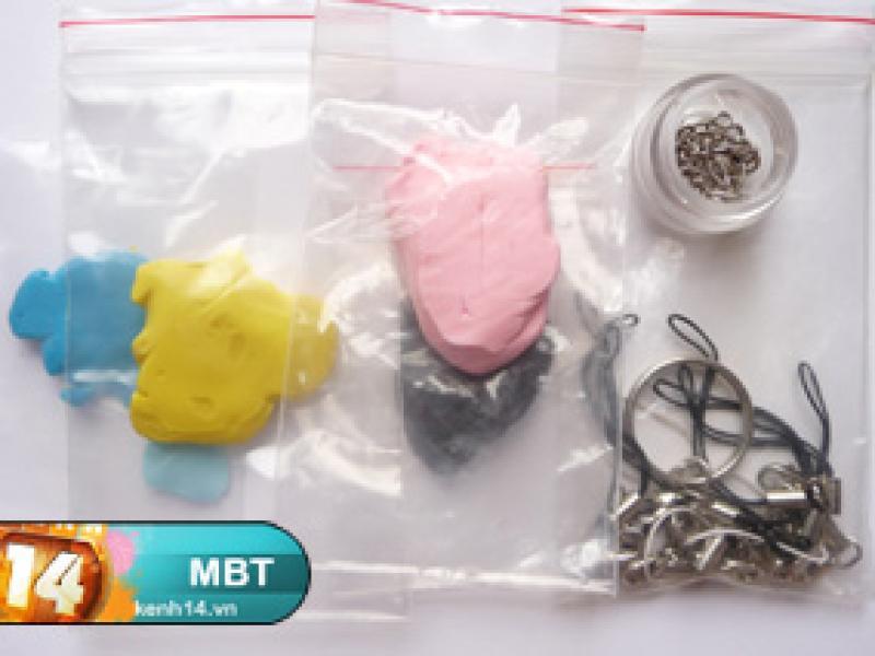 Heo đôi tình củm nằm trên móc di động