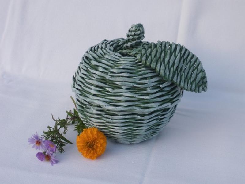 Hô biến giấy báo cũ thành giỏ đan lạ mắt