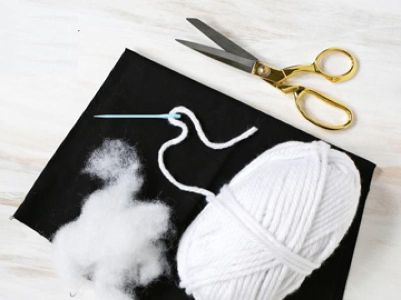 Khéo tay may gối trang trí phòng cho Halloween từ áo len cũ