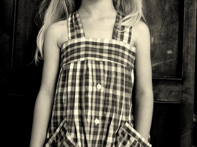 May váy đầm cho bé từ sơ mi cũ của bố mẹ