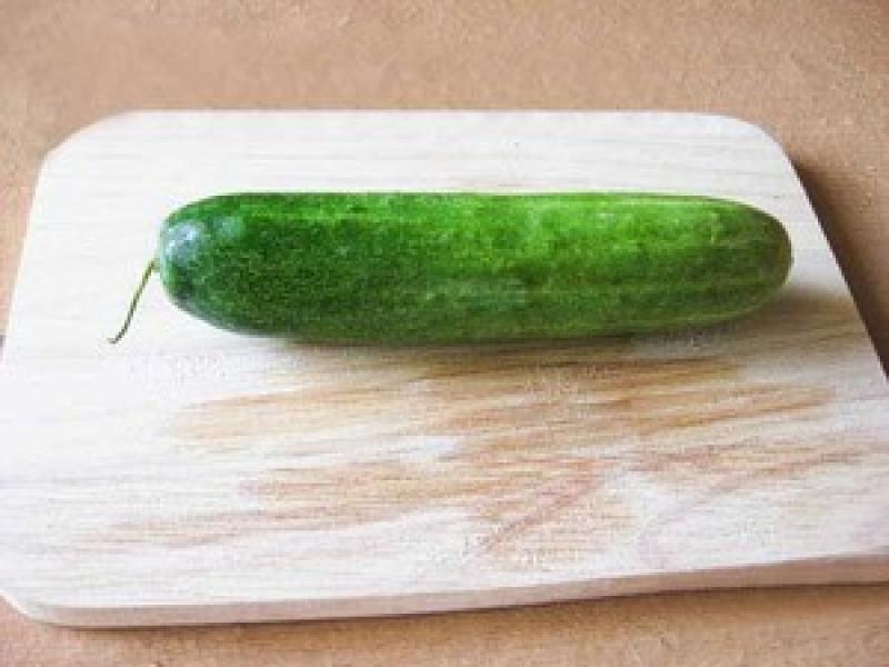 Tỉa dưa chuột thành hoa lá đẹp mắt