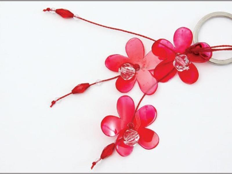 Tự chế móc treo chìa khóa từ vỏ chai nhựa cũ