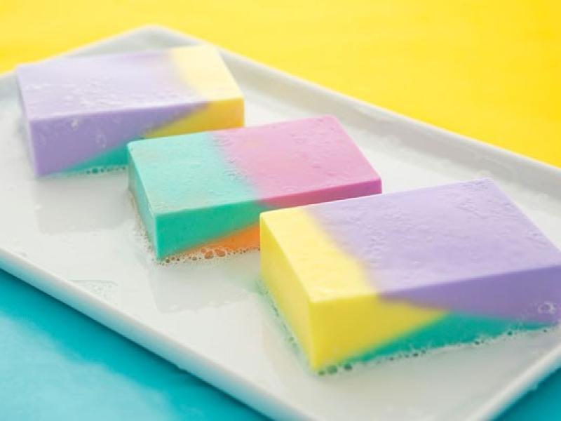 Tự chế xà bông 3 màu vừa đẹp vừa thơm