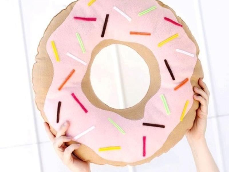 Tự may gối hình bánh Donut cực dễ thương tặng bé!